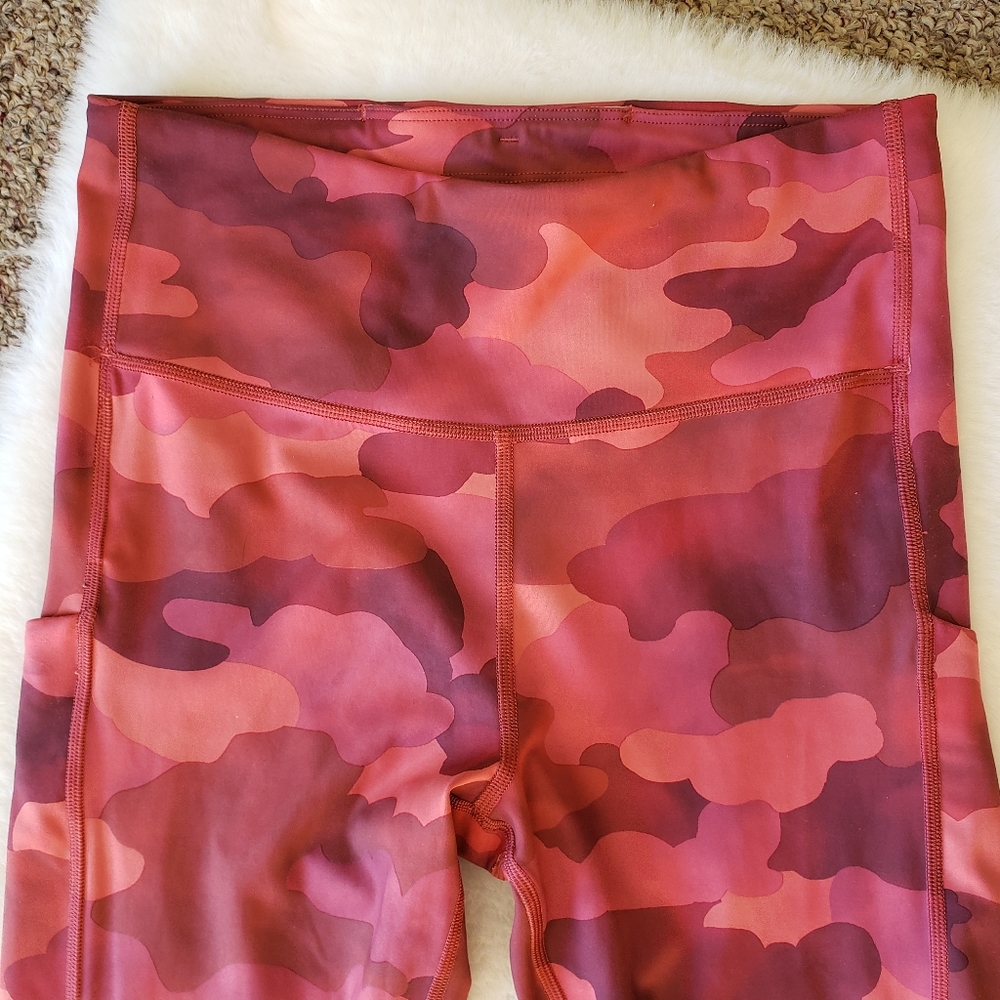 Athleta Ultimate Stash Pocket Printed 7/8 Tight Leggings Red Pink Camo Small - Picture 4 of 16